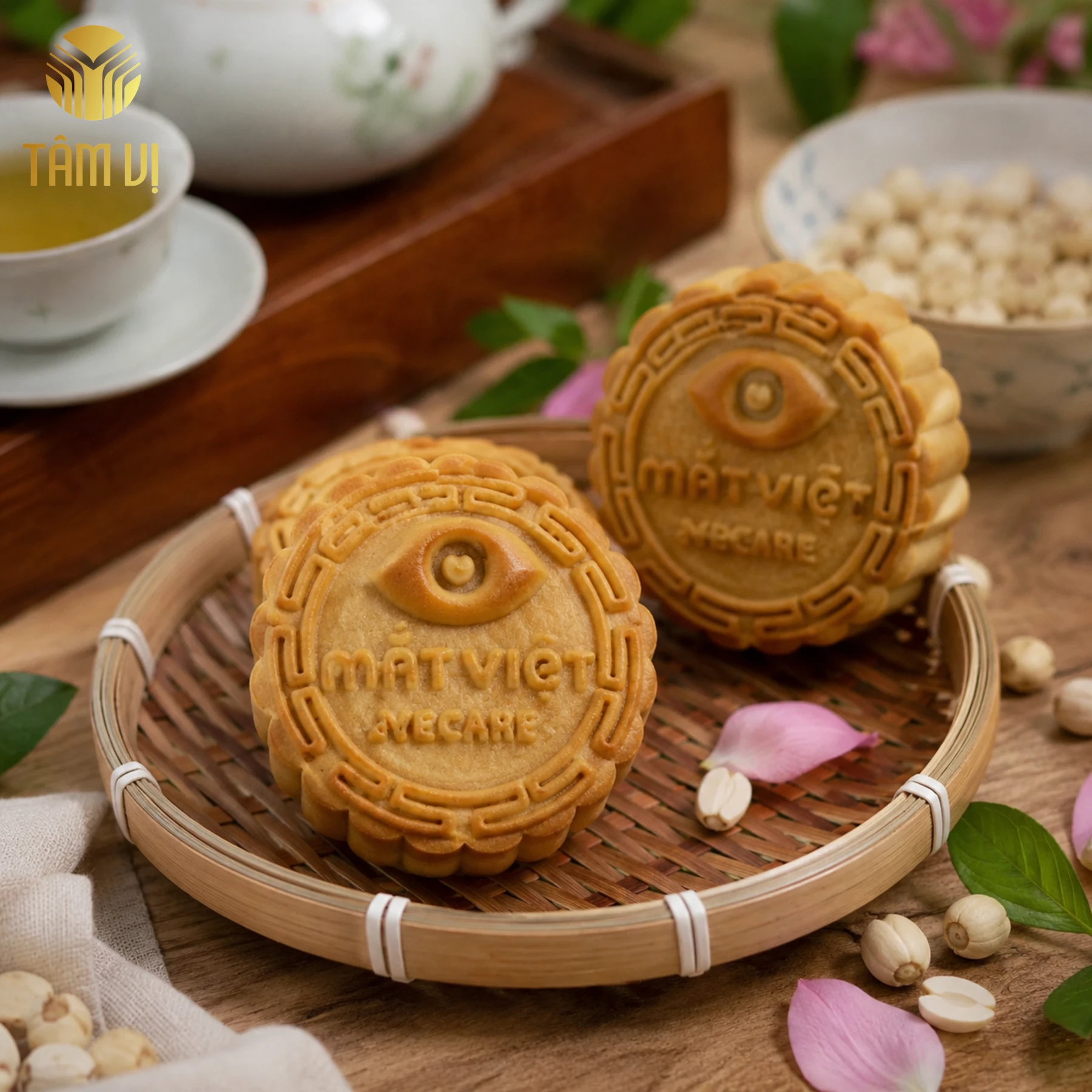 Bánh trung thu in logo Mắt Việt